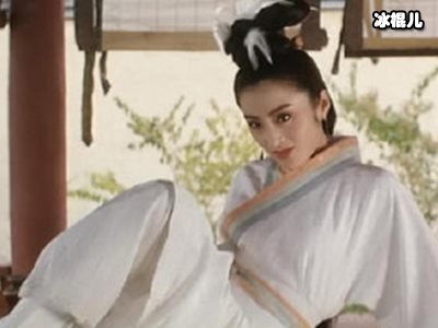 52岁张敏罕发文，晒与小10岁男友的同框照被嘲更像母子！