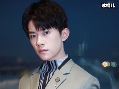 宝藏男孩易烊千玺郭麒麟说相声，何炅大赞舞台选手！