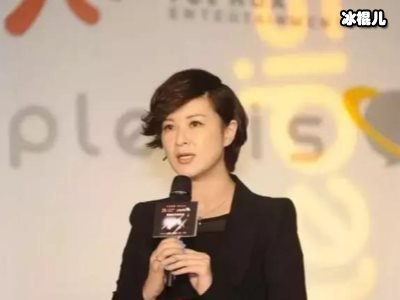 杜华实在太难！参加节目被批没情商机场拿本书名字惹人注意！