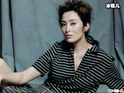 张敏晒近照尽显老态，与小男友同框似母子，