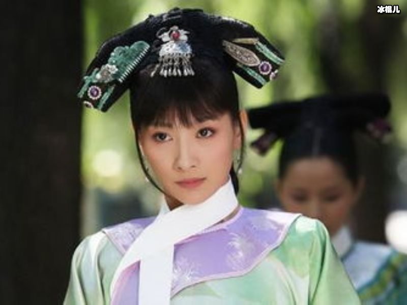 传说中是饰演“姨太太专业户”，现实生活夫妻恩爱家庭和和睦睦！