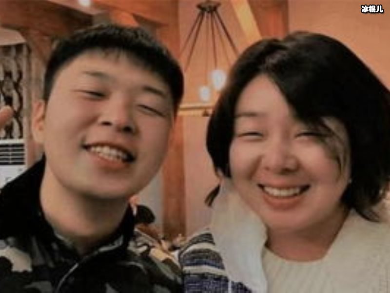 杜海涛母亲开直播，对“儿媳妇”很满意沈梦辰现身直播间刷礼物！