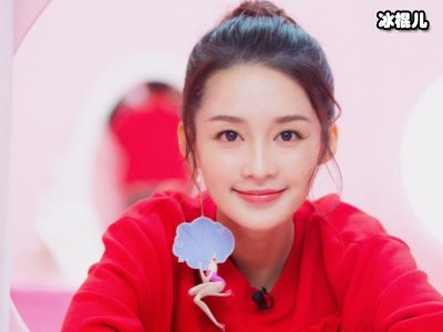 粉系少女李沁，全身粉色衣服像个少女