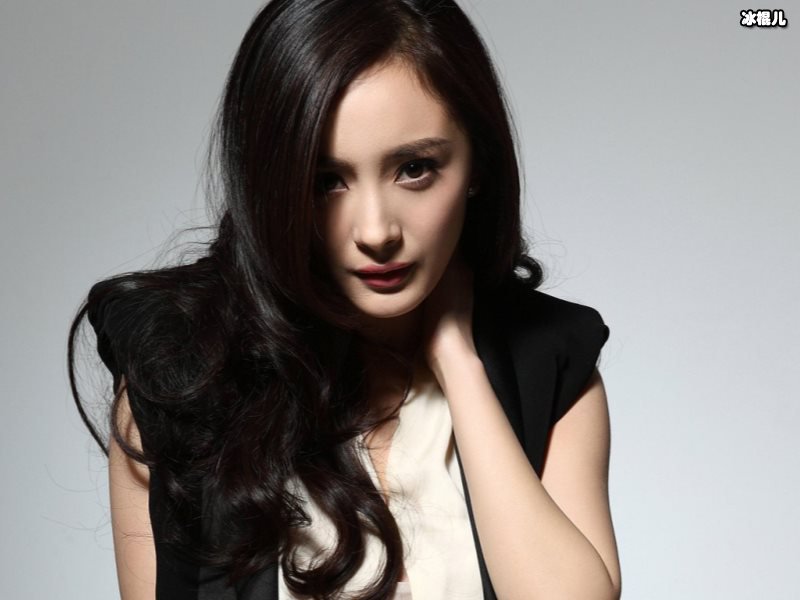 百变女王杨幂又换新装，上传海边风景照纤纤玉腿直教人爱不挪眼！