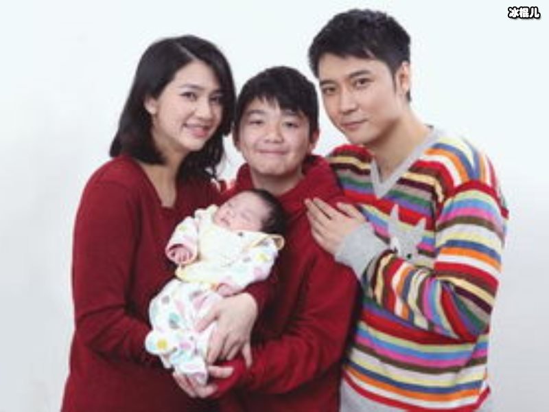 感情破裂洪欣与六岁女儿现身动物园，一家出游却未见张丹峰身影