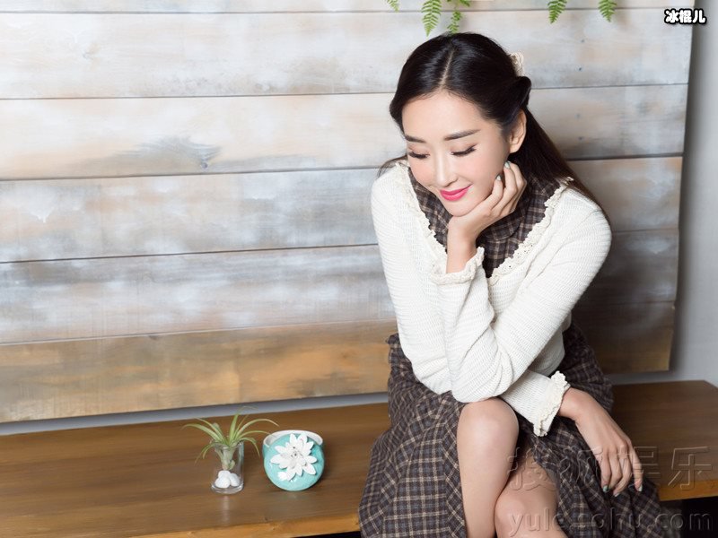 杜若溪全家出游，亲自给女儿示范吹泡泡甜蜜温馨羡煞网友