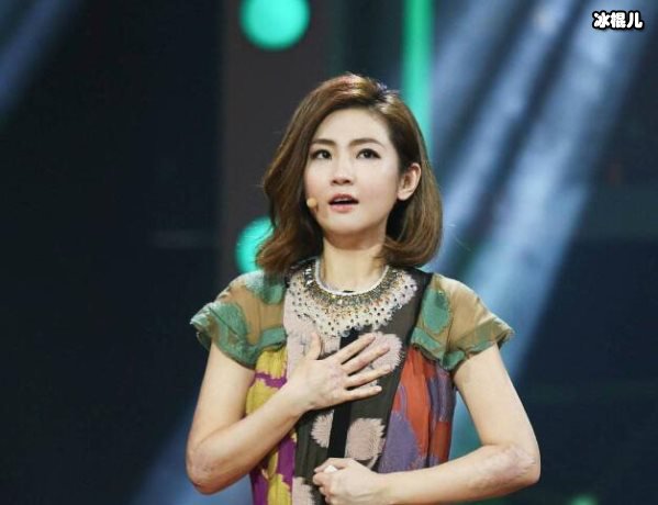 Selina凤凰涅槃终于又美回来了，多种造型都显女神范果然是女团出身