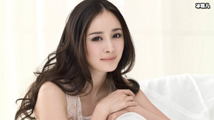 迪丽热巴连续八年为杨幂庆生，姐妹情谊令人羡慕嘉行全体艺人送祝