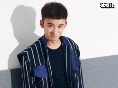 董子健用说唱的方式给女儿讲故事，大福在一旁听的全神贯注