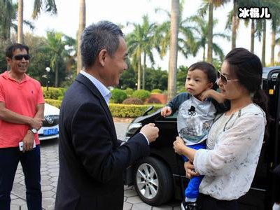 儿子开学爸爸松口气，7岁的霍中曦穿上校服一身贵族气息