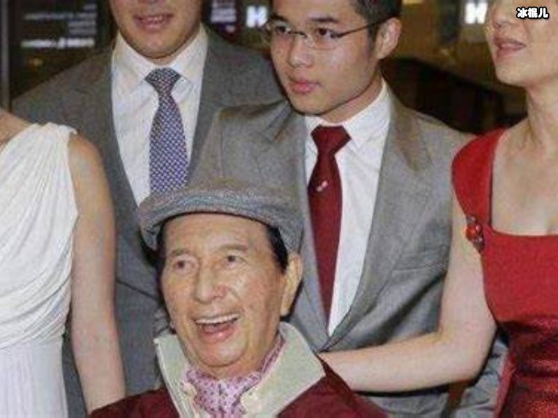 赌王逝世后家族照片曝光，奚梦瑶婆婆不在中间中心位不是一般人