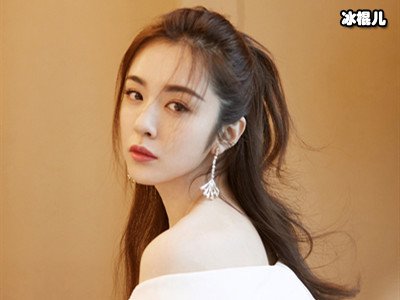 王晓晨曾演过胡歌岳母，再合作时演情侣，网友好奇何时演闺女