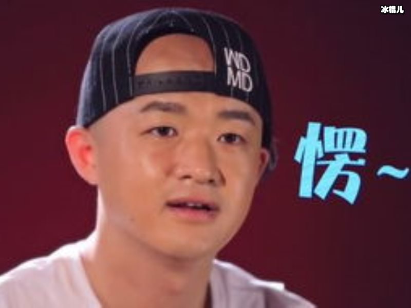 包饺子出来摆地摊儿，妈妈充当小助理包贝尔在一旁不忍打扰
