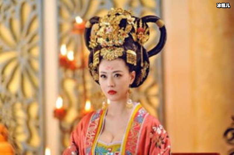冻龄女神周海媚回应自己单身称没有爱情依旧很快乐，与宠物狗相依