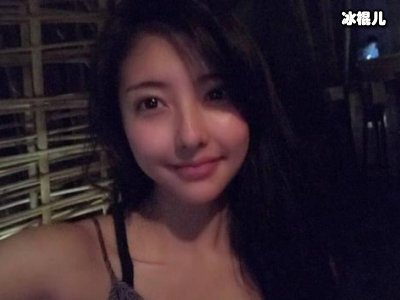 豆得儿与神秘富二代现身夜店，举止亲密不一般对方是王思聪兄弟