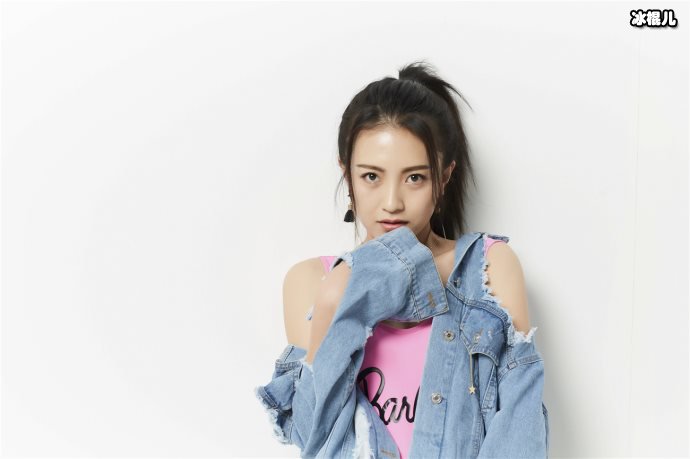 包文婧为女儿庆祝五周岁生日，场面简单又温馨！
