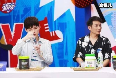 被小四岁男星曝脚臭，人气小花直播中气氛尴尬场面一度失控
