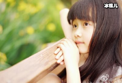 当过名人的“女儿”，纪姿含秀长腿年纪轻轻却很懂搭配