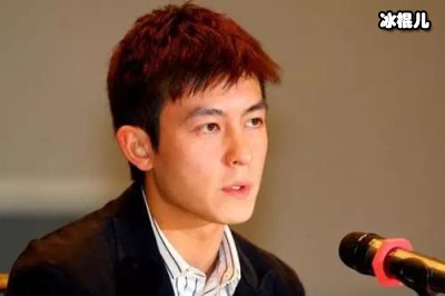 陈冠希罕见带女儿直播，Alaia笑起来超可爱，大眼睛成功抢镜
