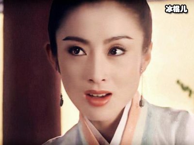“坏蛋专业户”变成了慈祥大叔，年近60岁把张敏收来当小迷妹