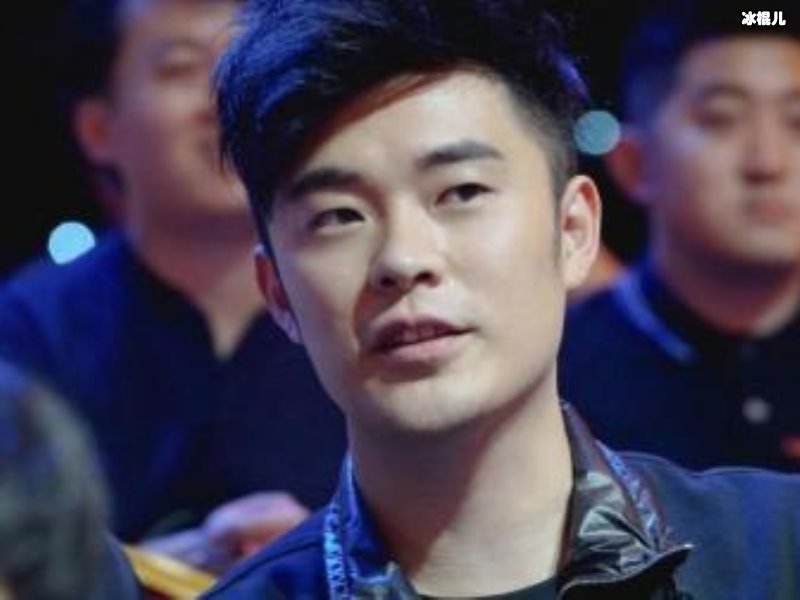 陈赫送好友离开被拍随地吐痰。