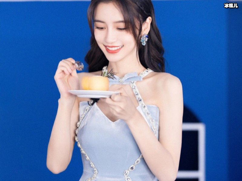 Angelababy恢复了忙碌的工作状态，隔着口罩也能感受到她的超高颜值