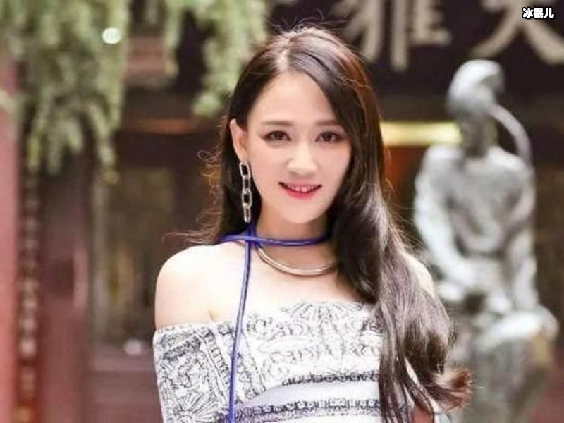 陈乔恩扎高马尾复工少女风十足，被白马亲吻表情可爱