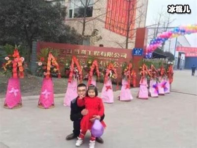 曾经的大佬沦落到摆摊？冯阳不但卖起了冰粉还让女儿卖唱
