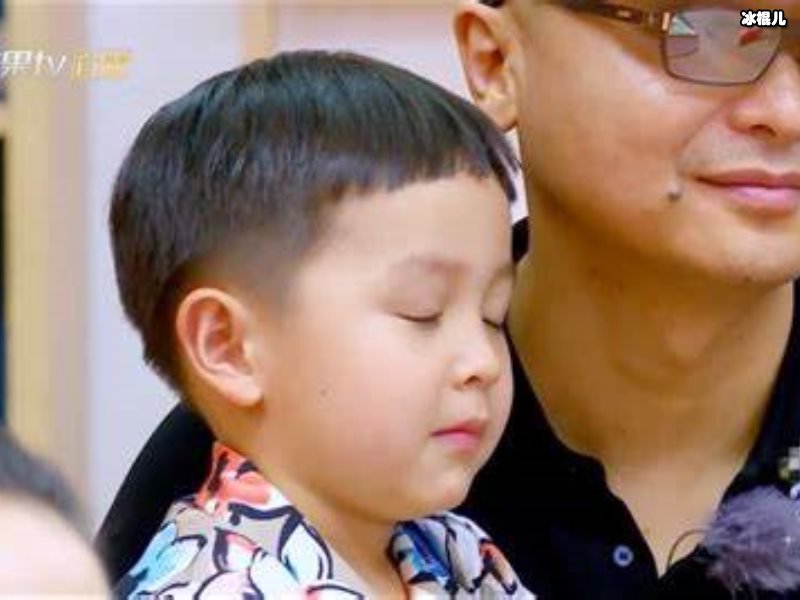 大麟子“传承式”长大！近照与妈妈长相超像，还被指撞脸张艺兴