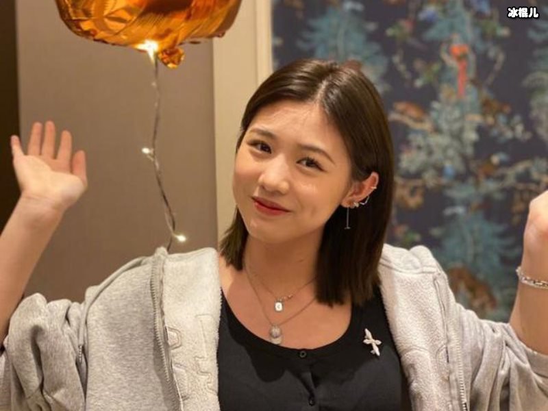 16岁小苹果出游照也太美了吧！五官精致气质突出很有名媛范