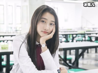 关晓彤帮鹿晗过生日，网友表示快结婚快结婚