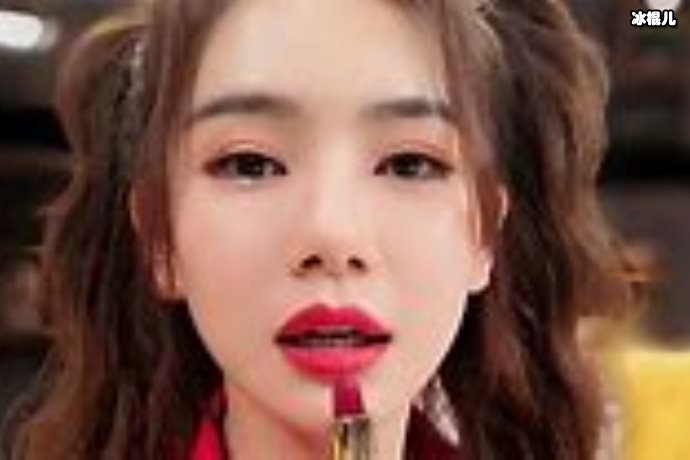 小Lucky拉着爸爸的手显得很乖巧，粉丝表示lucky太可爱了