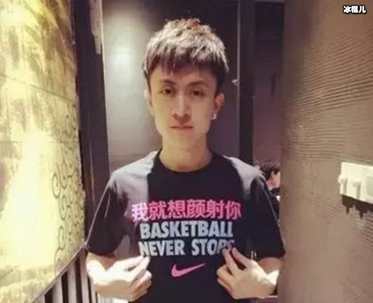 秦奋鞋子堆积如山，价格惊人鞋型酷炫称：只图开心