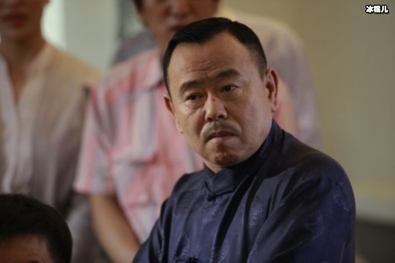 潘长江骨折后坐轮椅现身，仍坚持拍戏