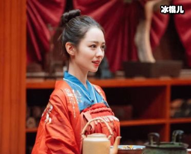 朗朗妻子吉娜一直化素颜引网友不满，素颜照爆出让人怀疑真实年龄