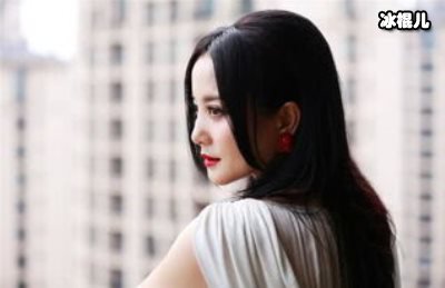 小陶红发布照片，呼吁大家多练习瑜伽