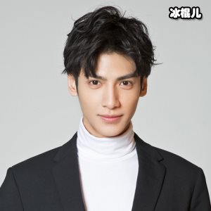 罗云熙吴倩《追光者》牵手路透，两人很般配已经三搭