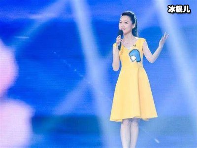 别人玩直播为挣钱而周群直播只是玩，网友：谁让她老公是富豪