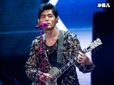 周杰伦演唱会上“打小抄”被发现，粉丝们纷纷表示太可爱了