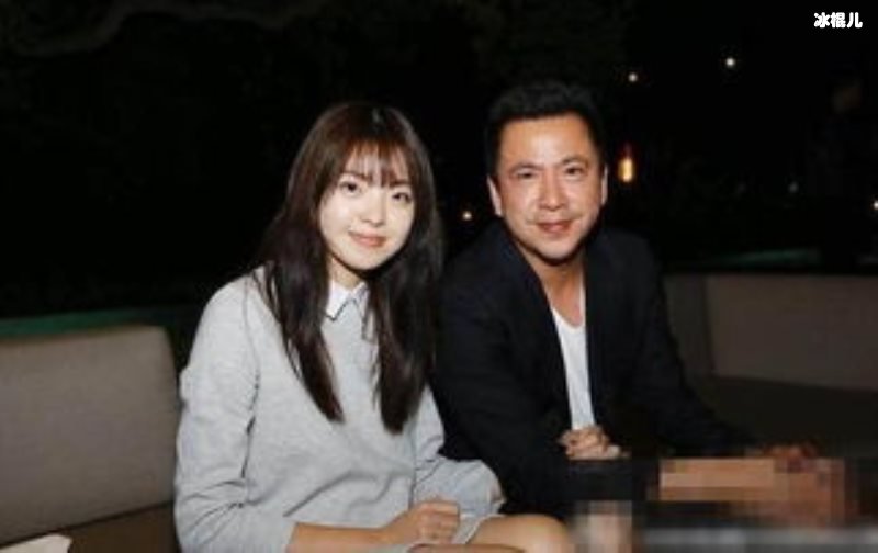 王中磊女儿晒黑照为弟弟庆生，姐弟感情深厚