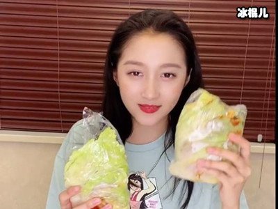 关晓彤公开蔬菜三明治教程，做法很简单营养，难怪她又瘦又美