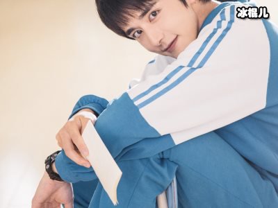阳光男孩张新成，参加综艺节目质疑何炅植发对鞠婧祎妹妹般称呼