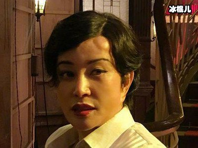 刘晓庆自曝拍《八佰》受伤，因意外摔倒，画面看起来触目惊心
