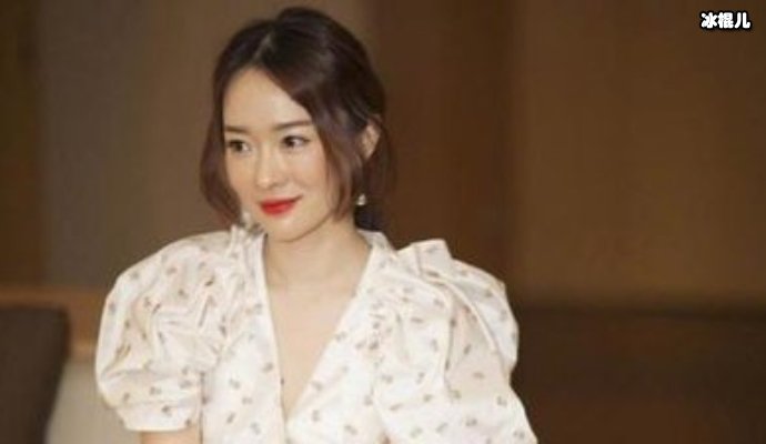 霍思燕身穿羽毛裙亮相，气质端庄大气没有给杜江丢脸