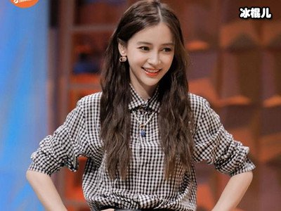 杨颖到底有多轻？节目中她踩鸡蛋，踩完鸡蛋依旧完好无损
