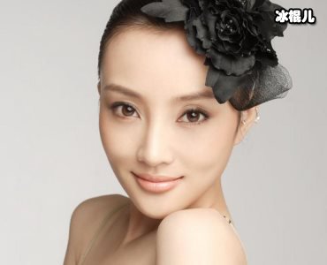李小璐母女亲密互动超有爱，引起网友关注