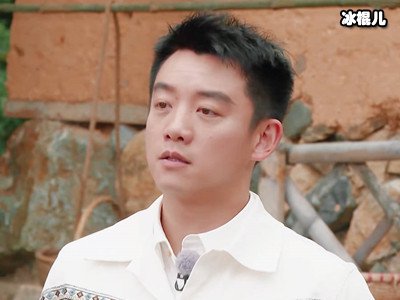 小演员通过郑恺见到偶像，晒与杨颖的合影，拍照时被抱起来