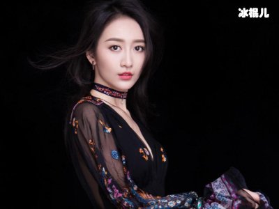 一身红蓝格子西装套装，一双小皮鞋王鸥好帅啊