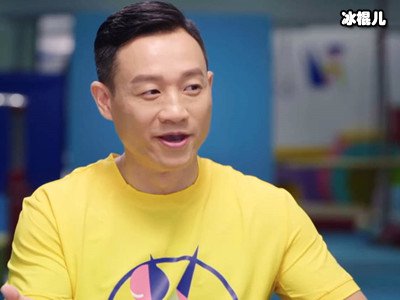 杨威晒出双胞胎女儿近照，长长的睫毛如同洋娃娃