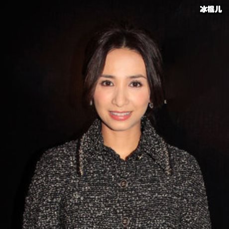 最美港姐吴婉芳曝全家福，一家子皆高颜值网友分不清谁是妈妈